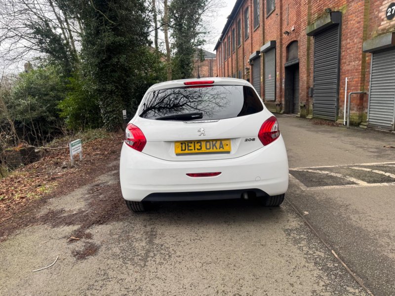 PEUGEOT 208