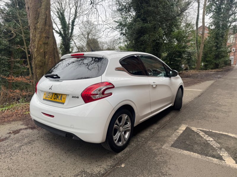 PEUGEOT 208