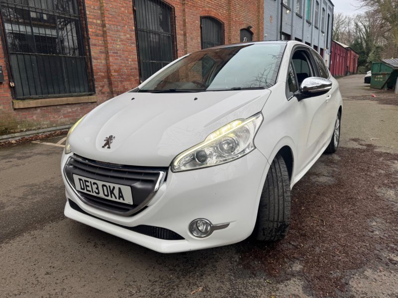PEUGEOT 208